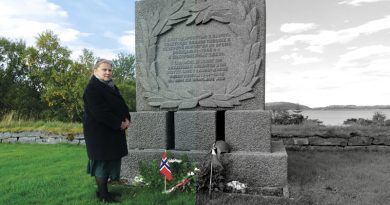Анна Сивкова у памятника советским военнопленным на острове Тьётта, Норвегия.