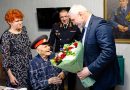 Владимир Уйба поздравил 103-летнего участника Великой Отечественной войны Фёдора Симпелева с новосельем